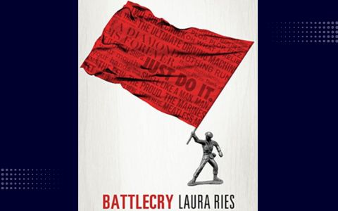 تصویر روی جلد کتاب شیپور جنگ یک سرباز با لباس خاکستری یک پرچم قرمز رنگ که شعارهای تبلیغاتی روی ان نوشته شده را بدست گرفته